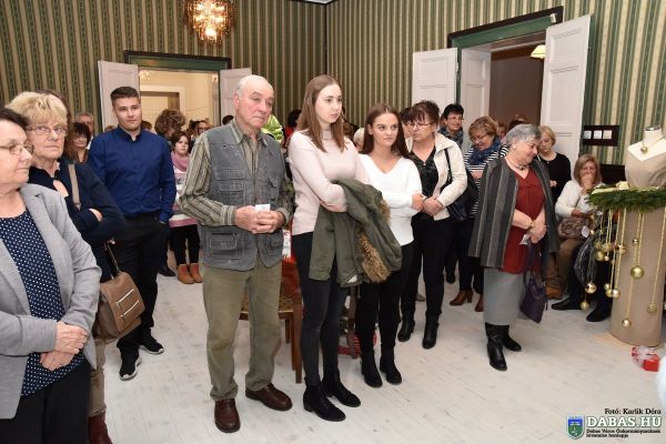 Karácsonyruha-kiállítás