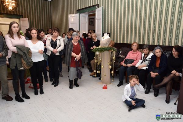 Karácsonyruha-kiállítás