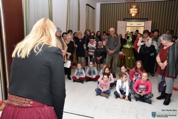 Karácsonyruha-kiállítás