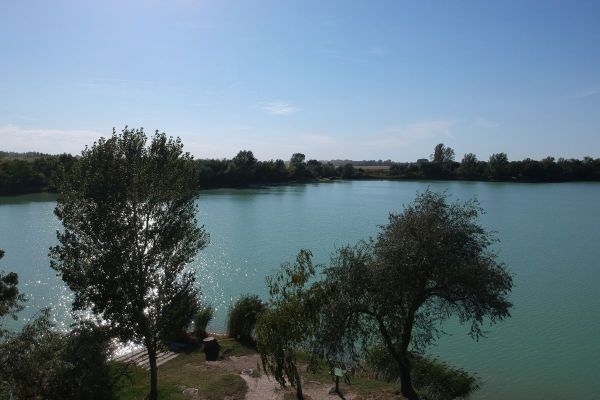 A tó és környéke