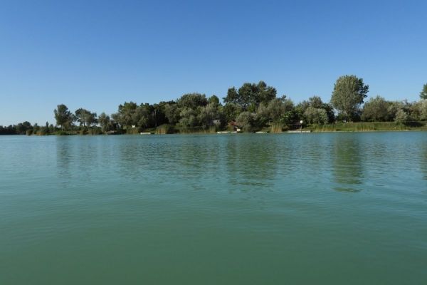 A tó és környéke