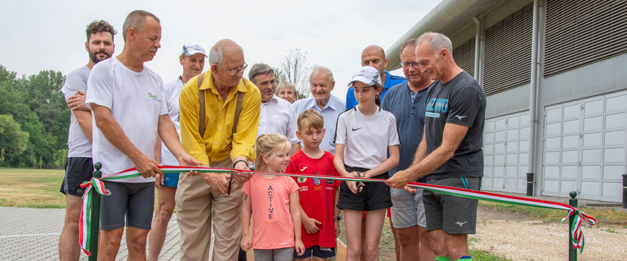 Az új rekortán futópálya átadója